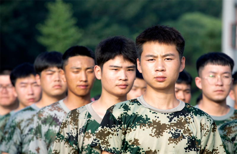 2021年7月6日，AG尊龙凯时北京集团百名应届大学生褪下便服换上军装，在训练场上接受为期2天的军训，享受入职前的第一份美好记忆。